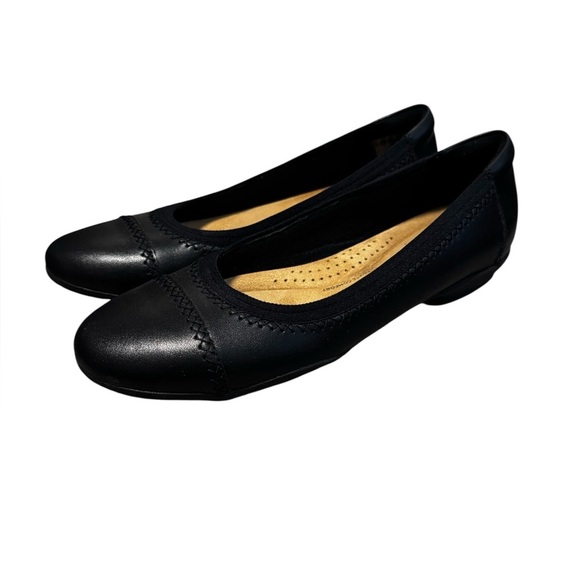 Clarks Shoes - NIB CLARKS Sara Ballet Flat Size 7M